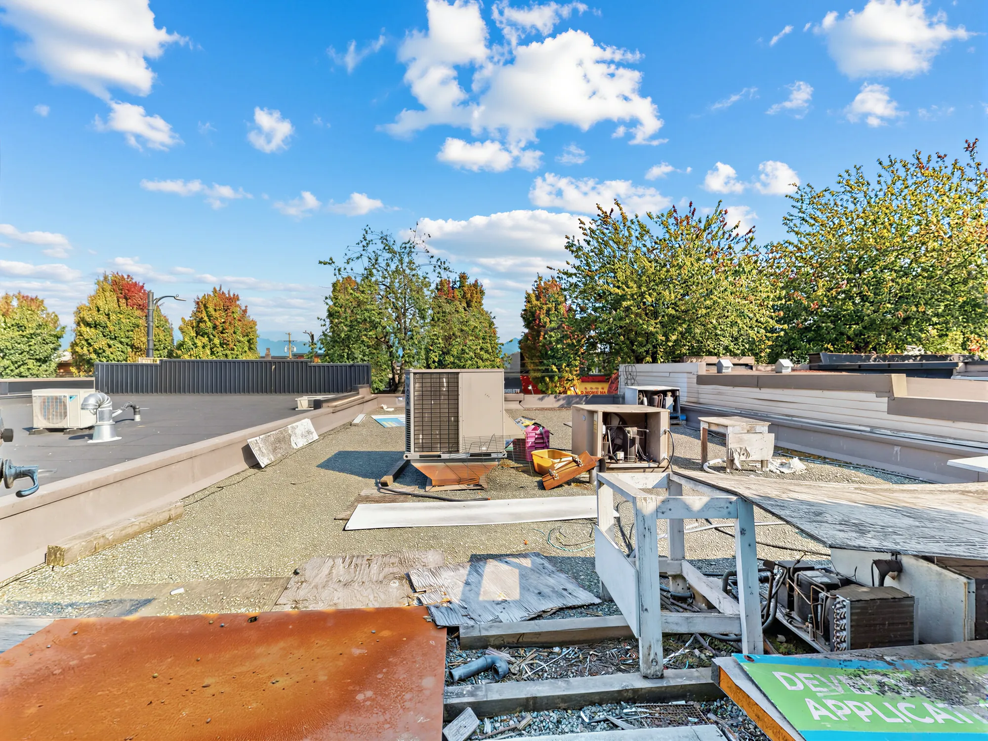 The flat roof: membrane surface, rooftop units and construction debris
